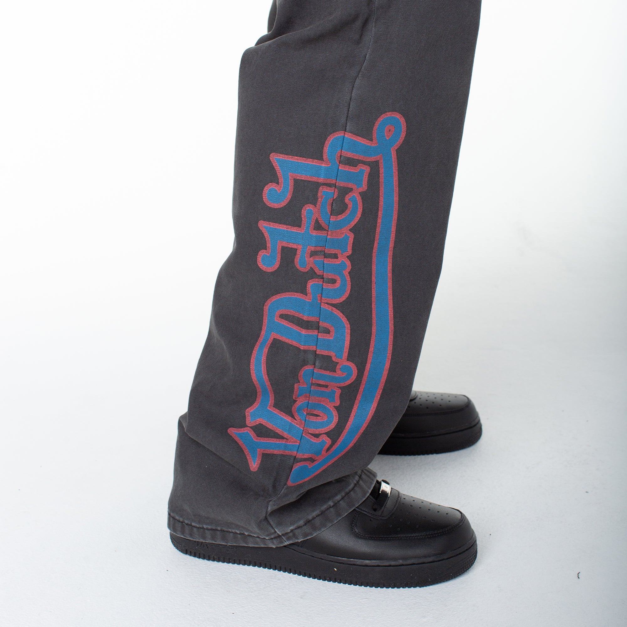 Von Dutch Men's Baggy Contrast Graphic Patch Straight Reaper Pant - Image 15